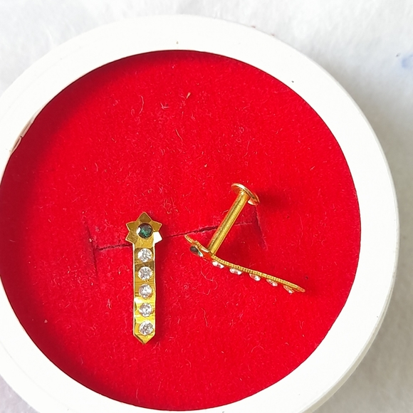 Beautiful new flower desine studs - Picture 10 of 16